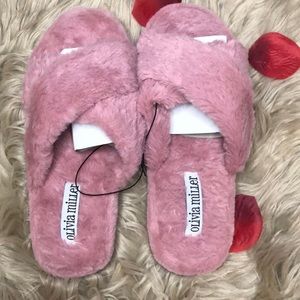 NWT Olivia Miller Dusty Pink Faux Fur X slippers